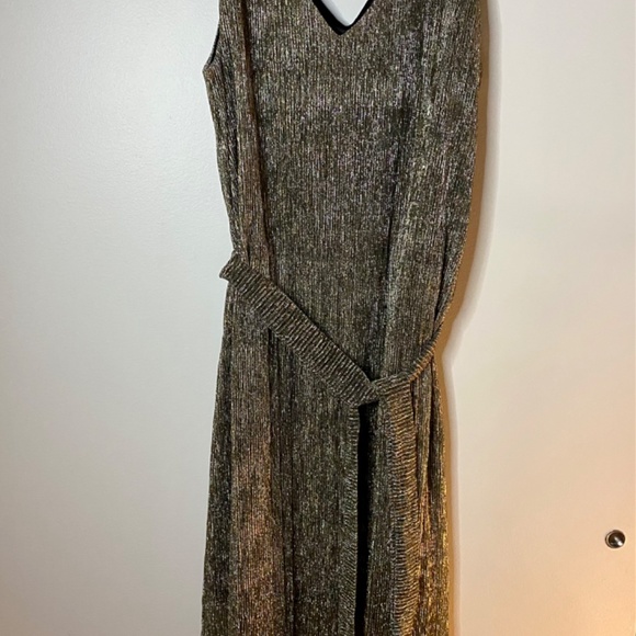 Golden dress - Picture 3 of 4